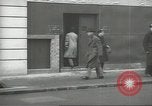 Standbild britischen Menschen tragen nach Blitz Angriff London England Vereinigtes Königreich, 1941, aus Sekunde 27 historischem Filmmaterial Videoclip 65675062256