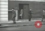 Standbild britischen Menschen tragen nach Blitz Angriff London England Vereinigtes Königreich, 1941, aus Sekunde 28 historischem Filmmaterial Videoclip 65675062256