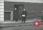 Standbild britischen Menschen tragen nach Blitz Angriff London England Vereinigtes Königreich, 1941, aus Sekunde 30 historischem Filmmaterial Videoclip 65675062256