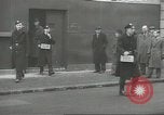 Standbild britischen Menschen tragen nach Blitz Angriff London England Vereinigtes Königreich, 1941, aus Sekunde 32 historischem Filmmaterial Videoclip 65675062256