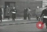 Standbild britischen Menschen tragen nach Blitz Angriff London England Vereinigtes Königreich, 1941, aus Sekunde 33 historischem Filmmaterial Videoclip 65675062256