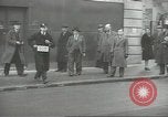 Standbild britischen Menschen tragen nach Blitz Angriff London England Vereinigtes Königreich, 1941, aus Sekunde 34 historischem Filmmaterial Videoclip 65675062256