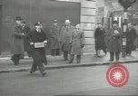 Standbild britischen Menschen tragen nach Blitz Angriff London England Vereinigtes Königreich, 1941, aus Sekunde 35 historischem Filmmaterial Videoclip 65675062256