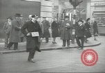 Standbild britischen Menschen tragen nach Blitz Angriff London England Vereinigtes Königreich, 1941, aus Sekunde 36 historischem Filmmaterial Videoclip 65675062256