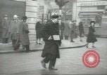 Standbild britischen Menschen tragen nach Blitz Angriff London England Vereinigtes Königreich, 1941, aus Sekunde 37 historischem Filmmaterial Videoclip 65675062256