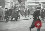 Standbild britischen Menschen tragen nach Blitz Angriff London England Vereinigtes Königreich, 1941, aus Sekunde 38 historischem Filmmaterial Videoclip 65675062256