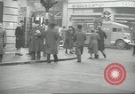 Standbild britischen Menschen tragen nach Blitz Angriff London England Vereinigtes Königreich, 1941, aus Sekunde 39 historischem Filmmaterial Videoclip 65675062256