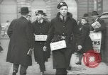 Standbild britischen Menschen tragen nach Blitz Angriff London England Vereinigtes Königreich, 1941, aus Sekunde 40 historischem Filmmaterial Videoclip 65675062256
