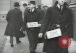 Standbild britischen Menschen tragen nach Blitz Angriff London England Vereinigtes Königreich, 1941, aus Sekunde 41 historischem Filmmaterial Videoclip 65675062256