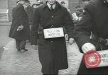 Standbild britischen Menschen tragen nach Blitz Angriff London England Vereinigtes Königreich, 1941, aus Sekunde 42 historischem Filmmaterial Videoclip 65675062256