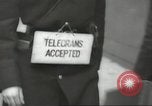 Standbild britischen Menschen tragen nach Blitz Angriff London England Vereinigtes Königreich, 1941, aus Sekunde 44 historischem Filmmaterial Videoclip 65675062256