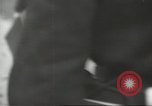 Standbild britischen Menschen tragen nach Blitz Angriff London England Vereinigtes Königreich, 1941, aus Sekunde 45 historischem Filmmaterial Videoclip 65675062256