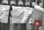 Standbild britischen Menschen tragen nach Blitz Angriff London England Vereinigtes Königreich, 1941, aus Sekunde 46 historischem Filmmaterial Videoclip 65675062256
