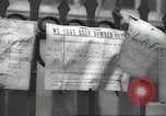 Standbild britischen Menschen tragen nach Blitz Angriff London England Vereinigtes Königreich, 1941, aus Sekunde 47 historischem Filmmaterial Videoclip 65675062256