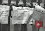 Standbild britischen Menschen tragen nach Blitz Angriff London England Vereinigtes Königreich, 1941, aus Sekunde 48 historischem Filmmaterial Videoclip 65675062256