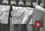 Standbild britischen Menschen tragen nach Blitz Angriff London England Vereinigtes Königreich, 1941, aus Sekunde 49 historischem Filmmaterial Videoclip 65675062256