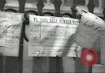 Standbild britischen Menschen tragen nach Blitz Angriff London England Vereinigtes Königreich, 1941, aus Sekunde 50 historischem Filmmaterial Videoclip 65675062256