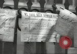 Standbild britischen Menschen tragen nach Blitz Angriff London England Vereinigtes Königreich, 1941, aus Sekunde 51 historischem Filmmaterial Videoclip 65675062256