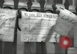 Standbild britischen Menschen tragen nach Blitz Angriff London England Vereinigtes Königreich, 1941, aus Sekunde 52 historischem Filmmaterial Videoclip 65675062256