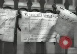 Standbild britischen Menschen tragen nach Blitz Angriff London England Vereinigtes Königreich, 1941, aus Sekunde 53 historischem Filmmaterial Videoclip 65675062256