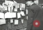 Standbild britischen Menschen tragen nach Blitz Angriff London England Vereinigtes Königreich, 1941, aus Sekunde 54 historischem Filmmaterial Videoclip 65675062256