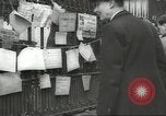 Standbild britischen Menschen tragen nach Blitz Angriff London England Vereinigtes Königreich, 1941, aus Sekunde 55 historischem Filmmaterial Videoclip 65675062256
