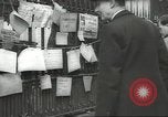 Standbild britischen Menschen tragen nach Blitz Angriff London England Vereinigtes Königreich, 1941, aus Sekunde 56 historischem Filmmaterial Videoclip 65675062256