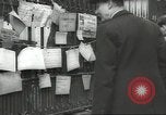 Standbild britischen Menschen tragen nach Blitz Angriff London England Vereinigtes Königreich, 1941, aus Sekunde 57 historischem Filmmaterial Videoclip 65675062256