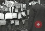 Standbild britischen Menschen tragen nach Blitz Angriff London England Vereinigtes Königreich, 1941, aus Sekunde 58 historischem Filmmaterial Videoclip 65675062256