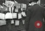 Standbild britischen Menschen tragen nach Blitz Angriff London England Vereinigtes Königreich, 1941, aus Sekunde 59 historischem Filmmaterial Videoclip 65675062256