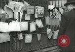Standbild britischen Menschen tragen nach Blitz Angriff London England Vereinigtes Königreich, 1941, aus Sekunde 60 historischem Filmmaterial Videoclip 65675062256