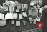 Standbild britischen Menschen tragen nach Blitz Angriff London England Vereinigtes Königreich, 1941, aus Sekunde 61 historischem Filmmaterial Videoclip 65675062256