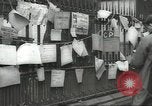 Standbild britischen Menschen tragen nach Blitz Angriff London England Vereinigtes Königreich, 1941, aus Sekunde 62 historischem Filmmaterial Videoclip 65675062256