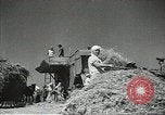 Standbild Sowjetischen Bauern Schneid- und Dreschwerk Stiele von Korn während Zweiten Weltkrieg Sowjetunion, 1941, aus Sekunde 10 historischem Filmmaterial Videoclip 65675062264