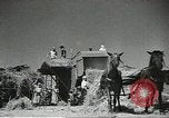 Standbild Sowjetischen Bauern Schneid- und Dreschwerk Stiele von Korn während Zweiten Weltkrieg Sowjetunion, 1941, aus Sekunde 13 historischem Filmmaterial Videoclip 65675062264