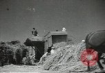 Standbild Sowjetischen Bauern Schneid- und Dreschwerk Stiele von Korn während Zweiten Weltkrieg Sowjetunion, 1941, aus Sekunde 15 historischem Filmmaterial Videoclip 65675062264