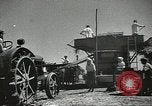 Standbild Sowjetischen Bauern Schneid- und Dreschwerk Stiele von Korn während Zweiten Weltkrieg Sowjetunion, 1941, aus Sekunde 16 historischem Filmmaterial Videoclip 65675062264