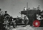 Standbild Sowjetischen Bauern Schneid- und Dreschwerk Stiele von Korn während Zweiten Weltkrieg Sowjetunion, 1941, aus Sekunde 17 historischem Filmmaterial Videoclip 65675062264