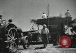 Standbild Sowjetischen Bauern Schneid- und Dreschwerk Stiele von Korn während Zweiten Weltkrieg Sowjetunion, 1941, aus Sekunde 18 historischem Filmmaterial Videoclip 65675062264