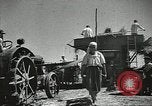 Standbild Sowjetischen Bauern Schneid- und Dreschwerk Stiele von Korn während Zweiten Weltkrieg Sowjetunion, 1941, aus Sekunde 19 historischem Filmmaterial Videoclip 65675062264