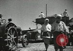 Standbild Sowjetischen Bauern Schneid- und Dreschwerk Stiele von Korn während Zweiten Weltkrieg Sowjetunion, 1941, aus Sekunde 20 historischem Filmmaterial Videoclip 65675062264