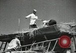 Standbild Sowjetischen Bauern Schneid- und Dreschwerk Stiele von Korn während Zweiten Weltkrieg Sowjetunion, 1941, aus Sekunde 21 historischem Filmmaterial Videoclip 65675062264