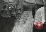 Standbild Sowjetischen Bauern Schneid- und Dreschwerk Stiele von Korn während Zweiten Weltkrieg Sowjetunion, 1941, aus Sekunde 26 historischem Filmmaterial Videoclip 65675062264