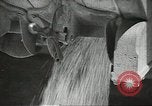 Standbild Sowjetischen Bauern Schneid- und Dreschwerk Stiele von Korn während Zweiten Weltkrieg Sowjetunion, 1941, aus Sekunde 27 historischem Filmmaterial Videoclip 65675062264