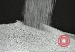 Standbild Sowjetischen Bauern Schneid- und Dreschwerk Stiele von Korn während Zweiten Weltkrieg Sowjetunion, 1941, aus Sekunde 34 historischem Filmmaterial Videoclip 65675062264