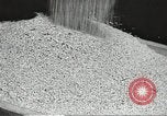 Standbild Sowjetischen Bauern Schneid- und Dreschwerk Stiele von Korn während Zweiten Weltkrieg Sowjetunion, 1941, aus Sekunde 35 historischem Filmmaterial Videoclip 65675062264