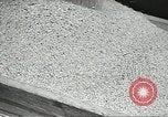 Standbild Sowjetischen Bauern Schneid- und Dreschwerk Stiele von Korn während Zweiten Weltkrieg Sowjetunion, 1941, aus Sekunde 36 historischem Filmmaterial Videoclip 65675062264