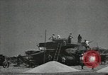 Standbild Sowjetischen Bauern Schneid- und Dreschwerk Stiele von Korn während Zweiten Weltkrieg Sowjetunion, 1941, aus Sekunde 37 historischem Filmmaterial Videoclip 65675062264