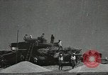 Standbild Sowjetischen Bauern Schneid- und Dreschwerk Stiele von Korn während Zweiten Weltkrieg Sowjetunion, 1941, aus Sekunde 38 historischem Filmmaterial Videoclip 65675062264