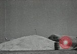Standbild Sowjetischen Bauern Schneid- und Dreschwerk Stiele von Korn während Zweiten Weltkrieg Sowjetunion, 1941, aus Sekunde 43 historischem Filmmaterial Videoclip 65675062264